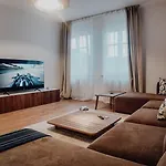 Premium Residence, Stunning Views Overlooking The Station & City, Sleeps 18 Apartmán Koblenc