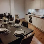 Premium Residence, Stunning Views Overlooking The Station & City, Sleeps 18 Apartmán