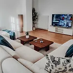 Apartmán Premium Residence, Stunning Views Overlooking The Station & City, Sleeps 18
