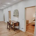 Apartmán Premium Residence, Stunning Views Overlooking The Station & City, Sleeps 18 *