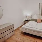 Apartmán Premium Residence, Stunning Views Overlooking The Station & City, Sleeps 18 Koblenc