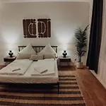 Premium Residence, Stunning Views Overlooking The Station & City, Sleeps 18