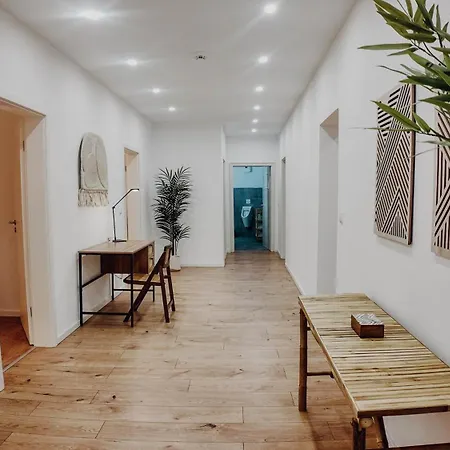 Premium Residence, Stunning Views Overlooking The Station & City, Sleeps 18 아파트
