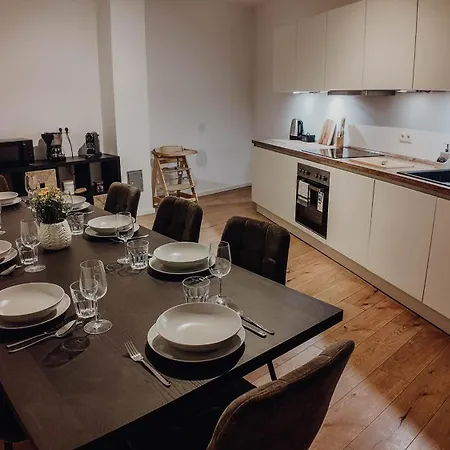 Premium Residence, Stunning Views Overlooking The Station & City, Sleeps 18 아파트