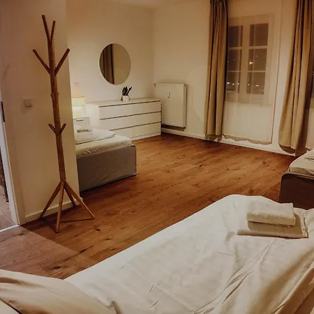 Premium Residence, Stunning Views Overlooking The Station & City, Sleeps 18 아파트