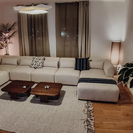 Premium Residence, Stunning Views Overlooking The Station & City, Sleeps 18 아파트 *