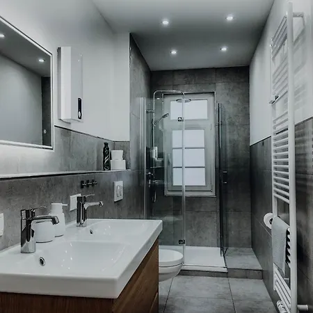 Premium Residence, Stunning Views Overlooking The Station & City, Sleeps 18 아파트 *