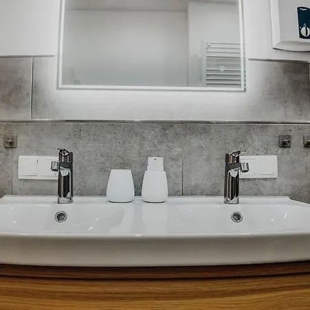 Premium Residence, Stunning Views Overlooking The Station & City, Sleeps 18 아파트 *