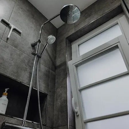 Premium Residence, Stunning Views Overlooking The Station & City, Sleeps 18 아파트