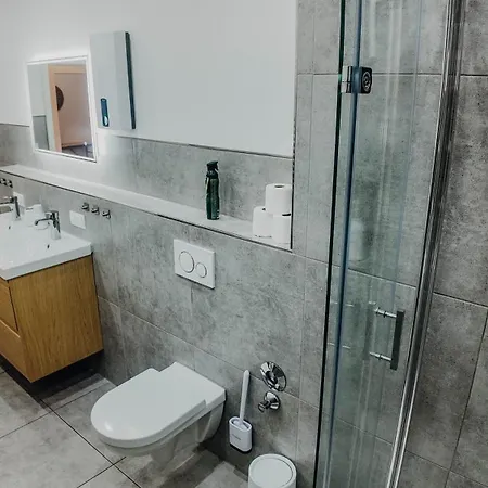 Premium Residence, Stunning Views Overlooking The Station & City, Sleeps 18 코블렌츠