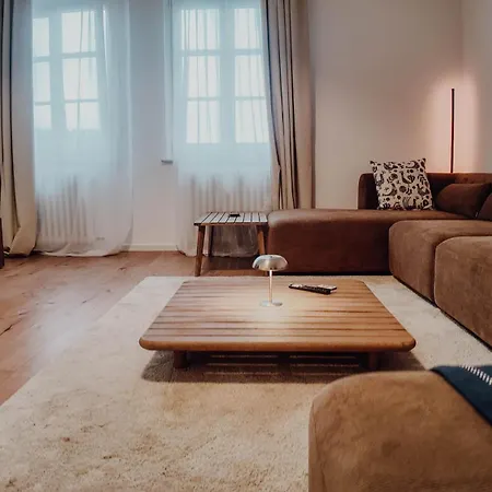 Premium Residence, Stunning Views Overlooking The Station & City, Sleeps 18 아파트