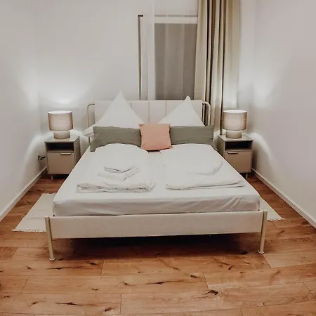 Premium Residence, Stunning Views Overlooking The Station & City, Sleeps 18 * 코블렌츠
