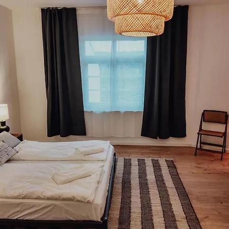 Premium Residence, Stunning Views Overlooking The Station & City, Sleeps 18 아파트