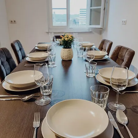 Premium Residence, Stunning Views Overlooking The Station & City, Sleeps 18 * 코블렌츠