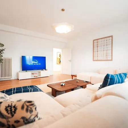 Premium Residence, Stunning Views Overlooking The Station & City, Sleeps 18 아파트
