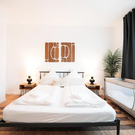 Premium Residence, Stunning Views Overlooking The Station & City, Sleeps 18 코블렌츠