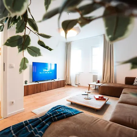 아파트 Premium Residence, Stunning Views Overlooking The Station & City, Sleeps 18 *