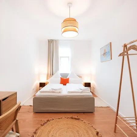 Premium Residence, Stunning Views Overlooking The Station & City, Sleeps 18 코블렌츠