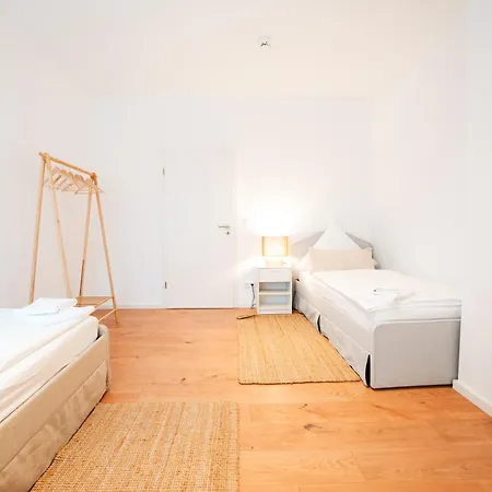 Premium Residence, Stunning Views Overlooking The Station & City, Sleeps 18