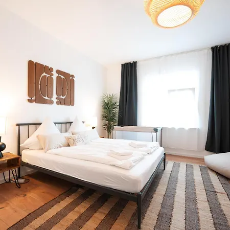 Premium Residence, Stunning Views Overlooking The Station & City, Sleeps 18 코블렌츠