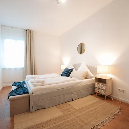 Premium Residence, Stunning Views Overlooking The Station & City, Sleeps 18 * 코블렌츠