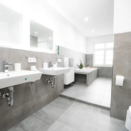 Premium Residence, Stunning Views Overlooking The Station & City, Sleeps 18 아파트 코블렌츠