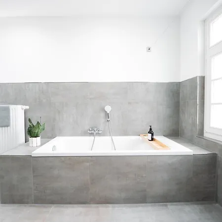 Premium Residence, Stunning Views Overlooking The Station & City, Sleeps 18 * 코블렌츠