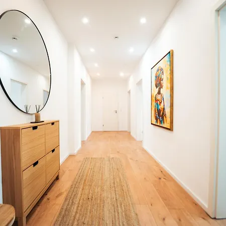 Premium Residence, Stunning Views Overlooking The Station & City, Sleeps 18 아파트