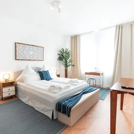 Premium Residence, Stunning Views Overlooking The Station & City, Sleeps 18 아파트