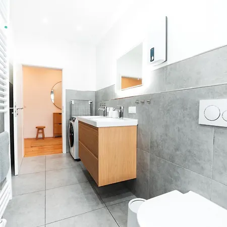 Premium Residence, Stunning Views Overlooking The Station & City, Sleeps 18