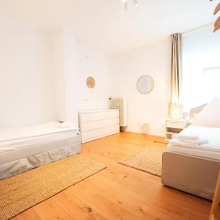 Premium Residence, Stunning Views Overlooking The Station & City, Sleeps 18 아파트