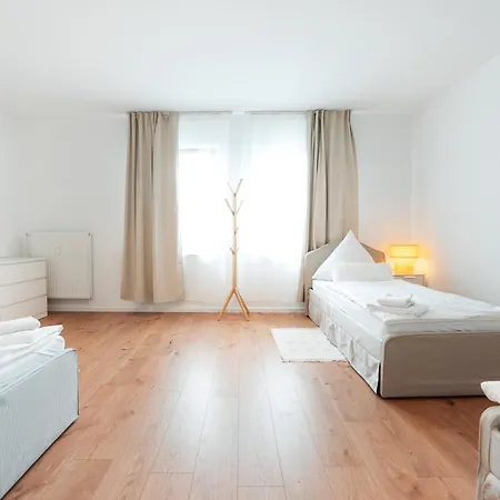 Premium Residence, Stunning Views Overlooking The Station & City, Sleeps 18