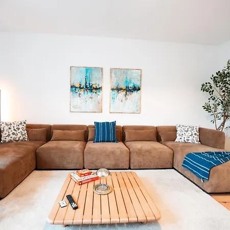 Premium Residence, Stunning Views Overlooking The Station & City, Sleeps 18 Lägenhet *