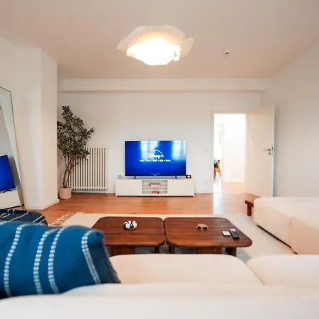 Premium Residence, Stunning Views Overlooking The Station & City, Sleeps 18