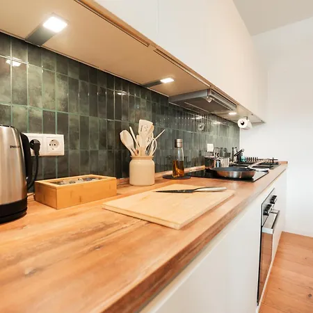 Premium Residence, Stunning Views Overlooking The Station & City, Sleeps 18 Lägenhet