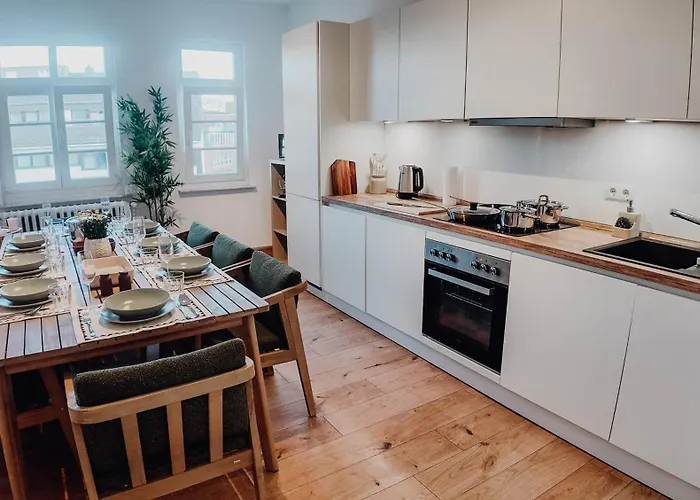 Apartment Premium Residence, Stunning Views Overlooking The Station & City, Sleeps 18 *