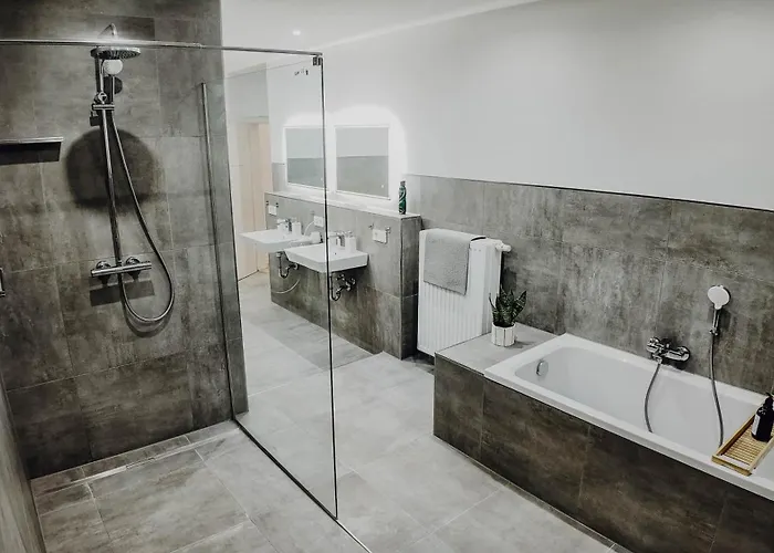 Premium Residence, Stunning Views Overlooking The Station & City, Sleeps 18 *