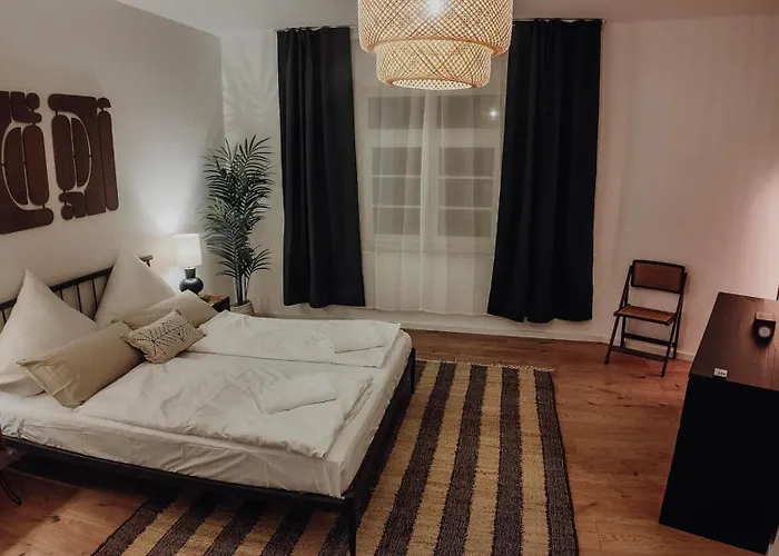 Premium Residence, Stunning Views Overlooking The Station & City, Sleeps 18