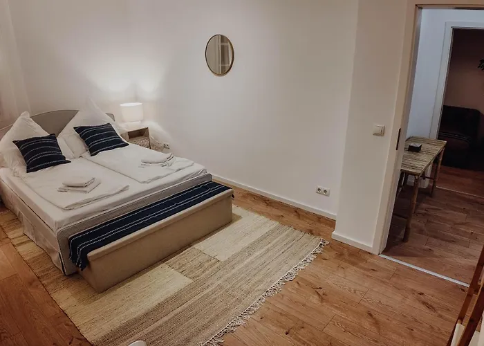 Premium Residence, Stunning Views Overlooking The Station & City, Sleeps 18 *