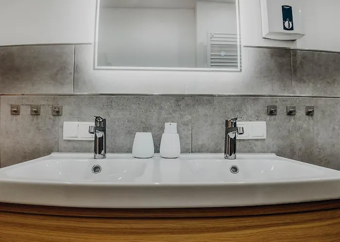 Premium Residence, Stunning Views Overlooking The Station & City, Sleeps 18 Apartment *