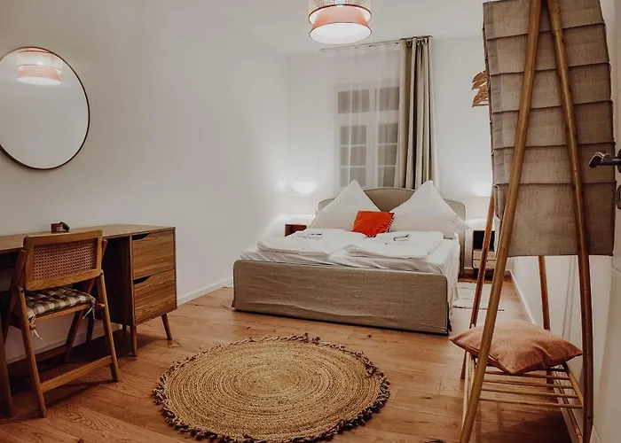 Premium Residence, Stunning Views Overlooking The Station & City, Sleeps 18