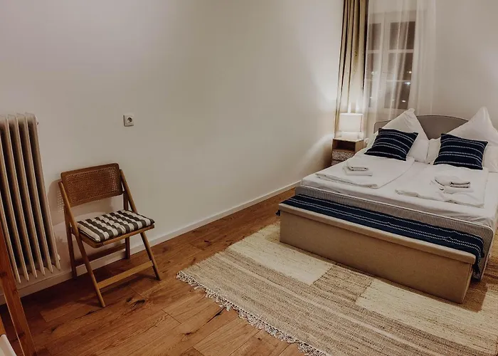 Apartment Premium Residence, Stunning Views Overlooking The Station & City, Sleeps 18 *