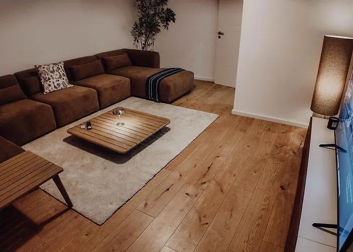 Premium Residence, Stunning Views Overlooking The Station & City, Sleeps 18 *