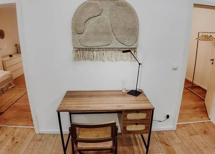 Premium Residence, Stunning Views Overlooking The Station & City, Sleeps 18