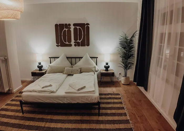 Premium Residence, Stunning Views Overlooking The Station & City, Sleeps 18