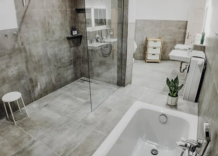 Premium Residence, Stunning Views Overlooking The Station & City, Sleeps 18 *